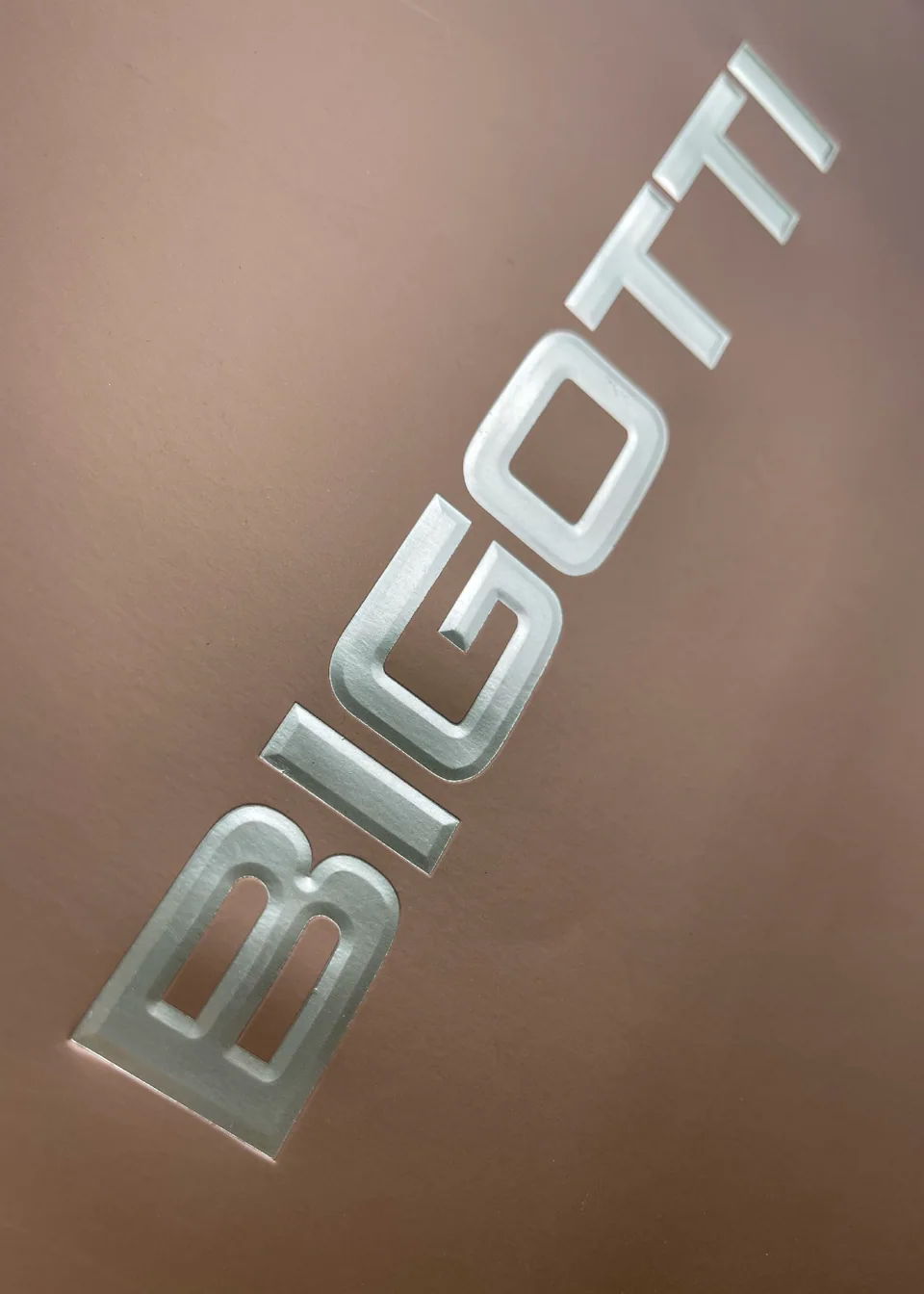 BIGOTTI — Chi tiết ép kim trên hộp